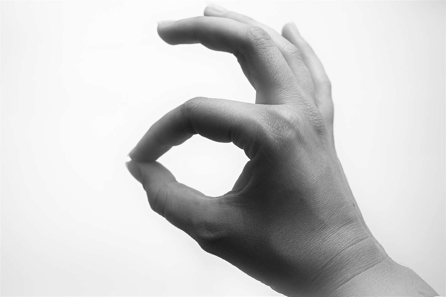 Eine Hand bildet mit Daumen und Zeigerfinger einen Kreis.