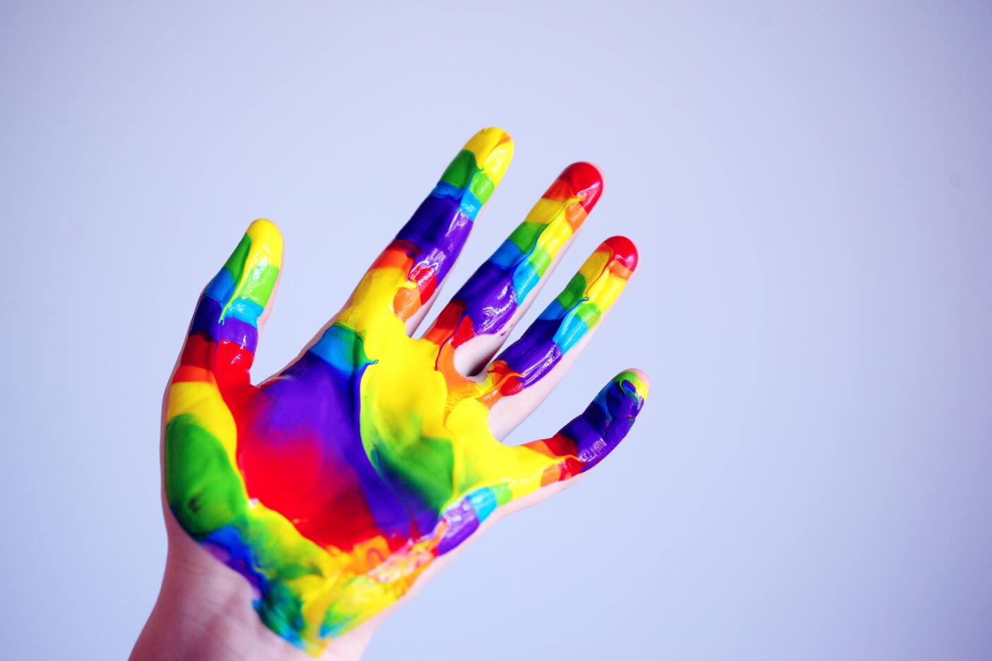 Kinderhand mit bunter Fingerfarbe