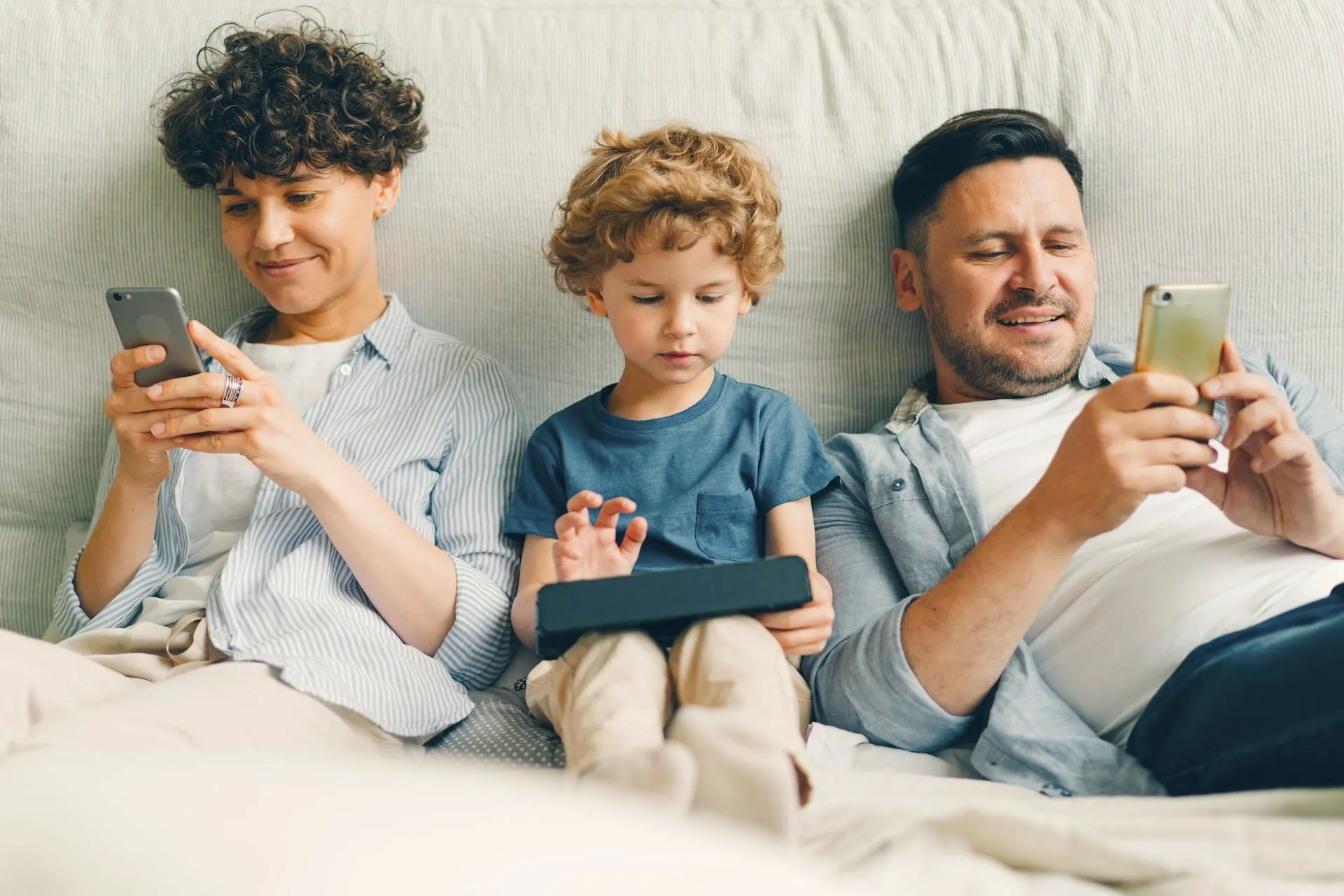 Familie mit Smartphone und Tablet – digitale Medien im Alltag