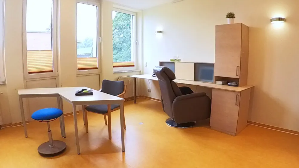 Ruhiger Behandlungsraum für Neurofeedback und Handtherapie