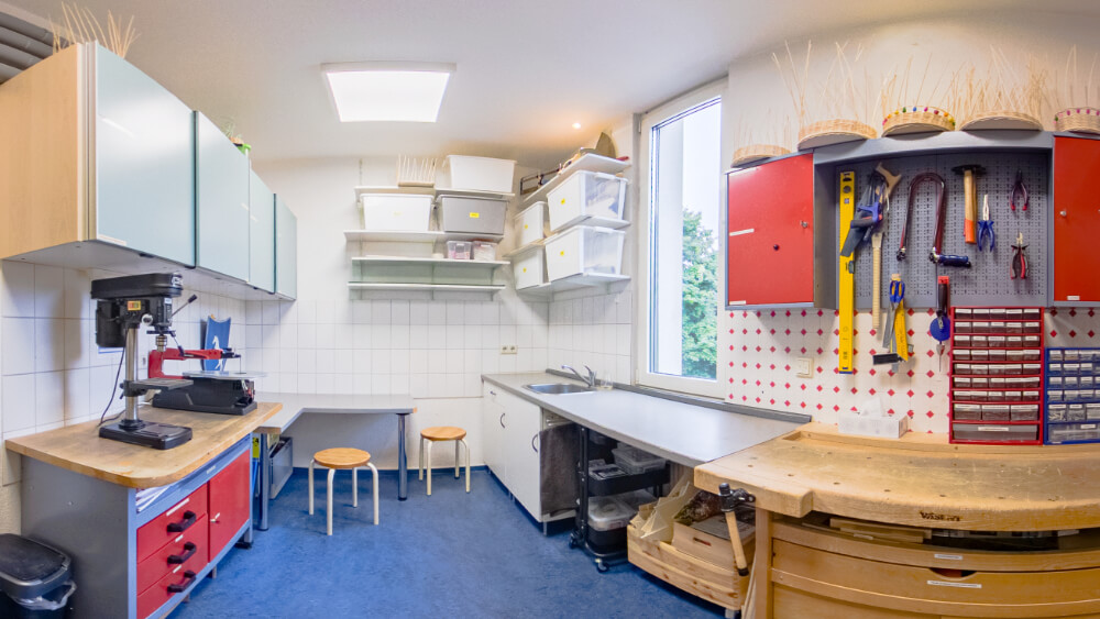 Ergotherapie-Werkstatt mit Werkbänken, Werkzeugen und Maschinen