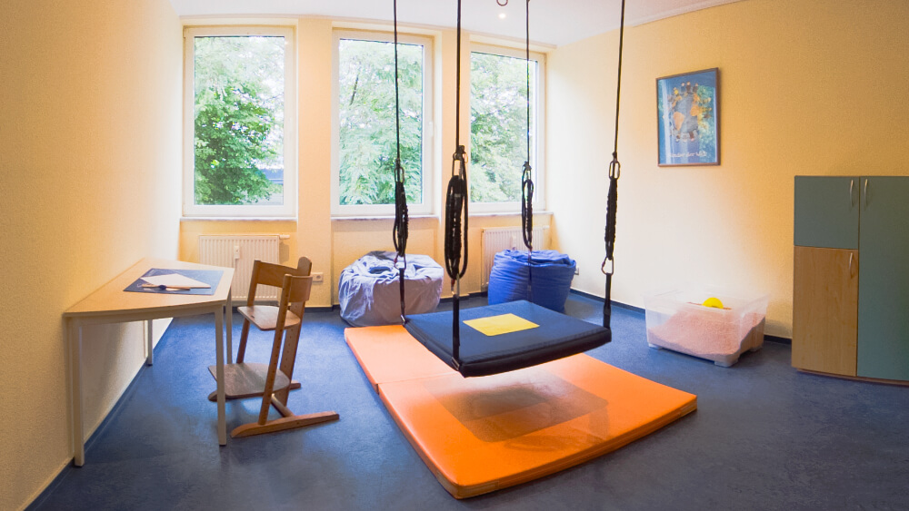 Therapieraum für sensorische Integration mit 4-Punkt-Schaukel